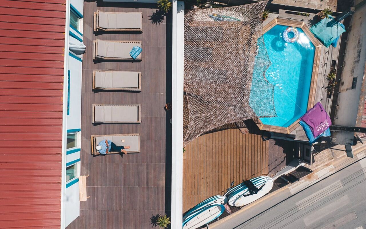Die Surf-Villa mit Pool und Sonnenterrasse von oben